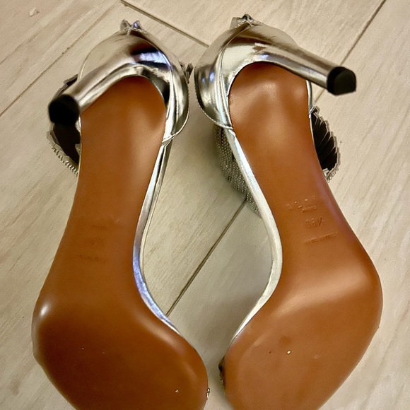 ALAIA silver cuffed heels- New - Picture 4 of 4